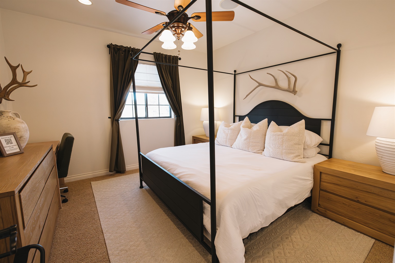 Primary bedroom retreat with a king bed, cozy linens, and rustic-modern design. Perfect for couples seeking a romantic Pinetop getaway or families wanting comfort after hiking, skiing, or lake days in the White Mountains.