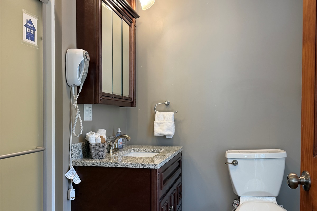 Ensuite to king bdrm, full bathroom w/ shower.