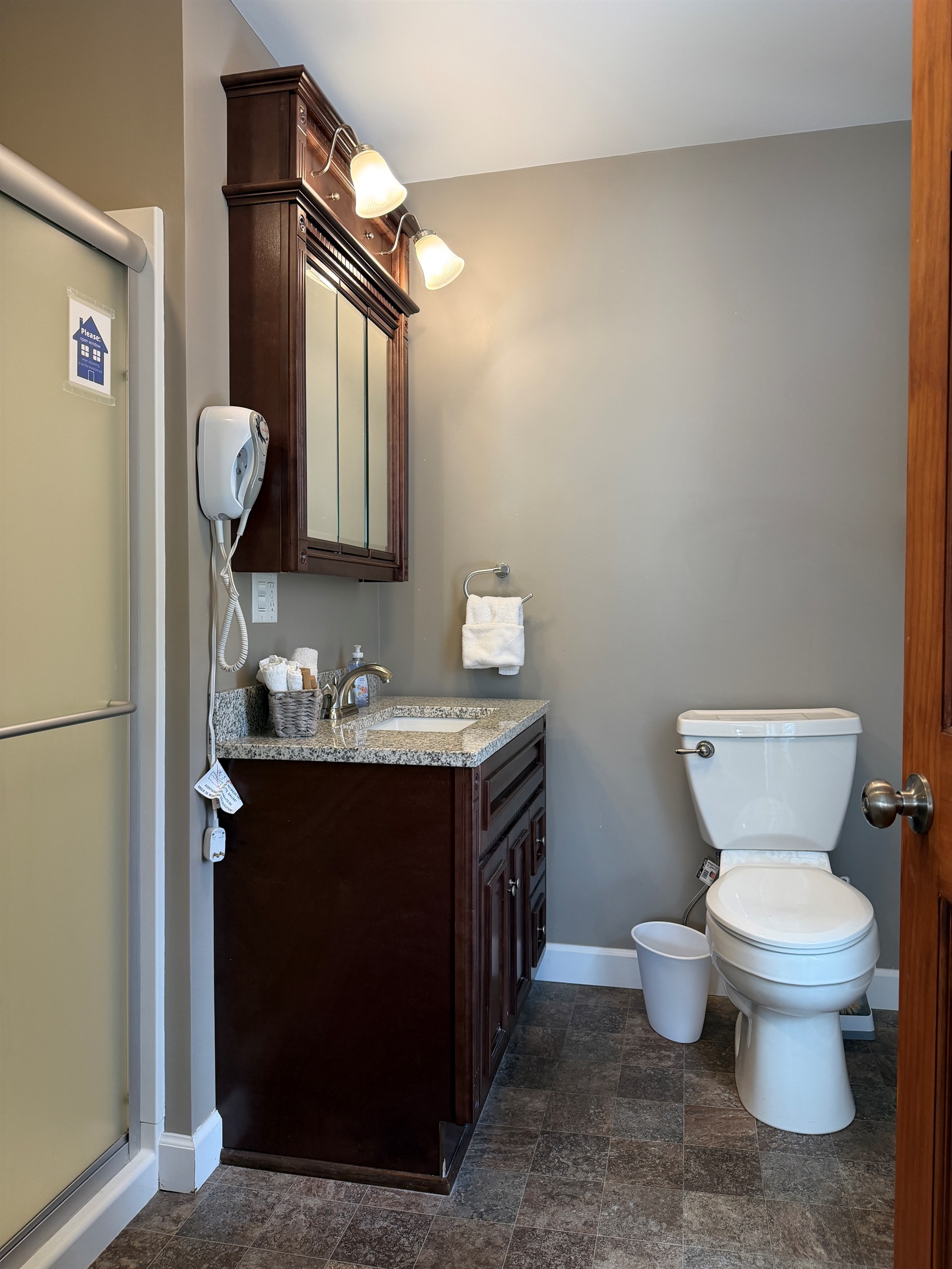 Ensuite to king bdrm, full bathroom w/ shower.