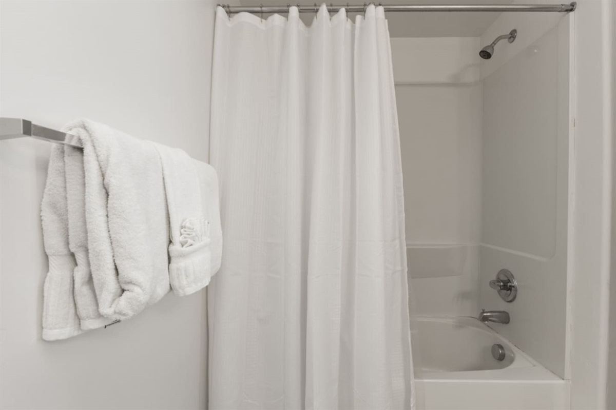 Ensuite Bathroom #1 - Tub/shower combo 
