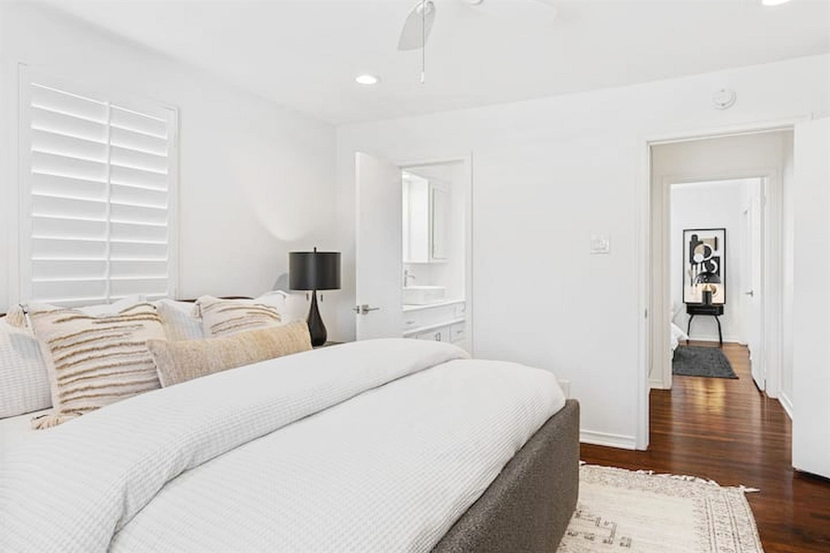 Bright and inviting bedroom with soft neutral tones, cozy bedding, and a peaceful atmosphere designed for a restful night’s sleep. ✨🛏️