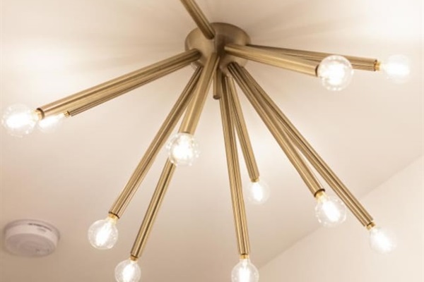 Modern elegance meets warm ambiance with this stunning chandelier, perfect for a cozy and stylish stay.