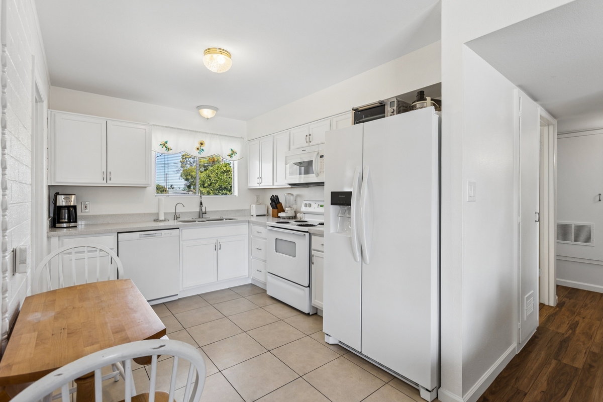 Classic Sun City Retreat | 2BR/1BA | Quiet Neighborhood — Classic Sun City Retreat | 2BR/1BA | Quiet Neighborhood, Sun City, Arizona — photo 3