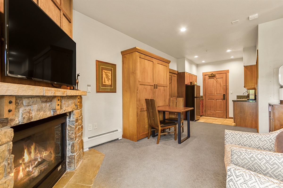 Lock-off 3rd bedroom with dining area