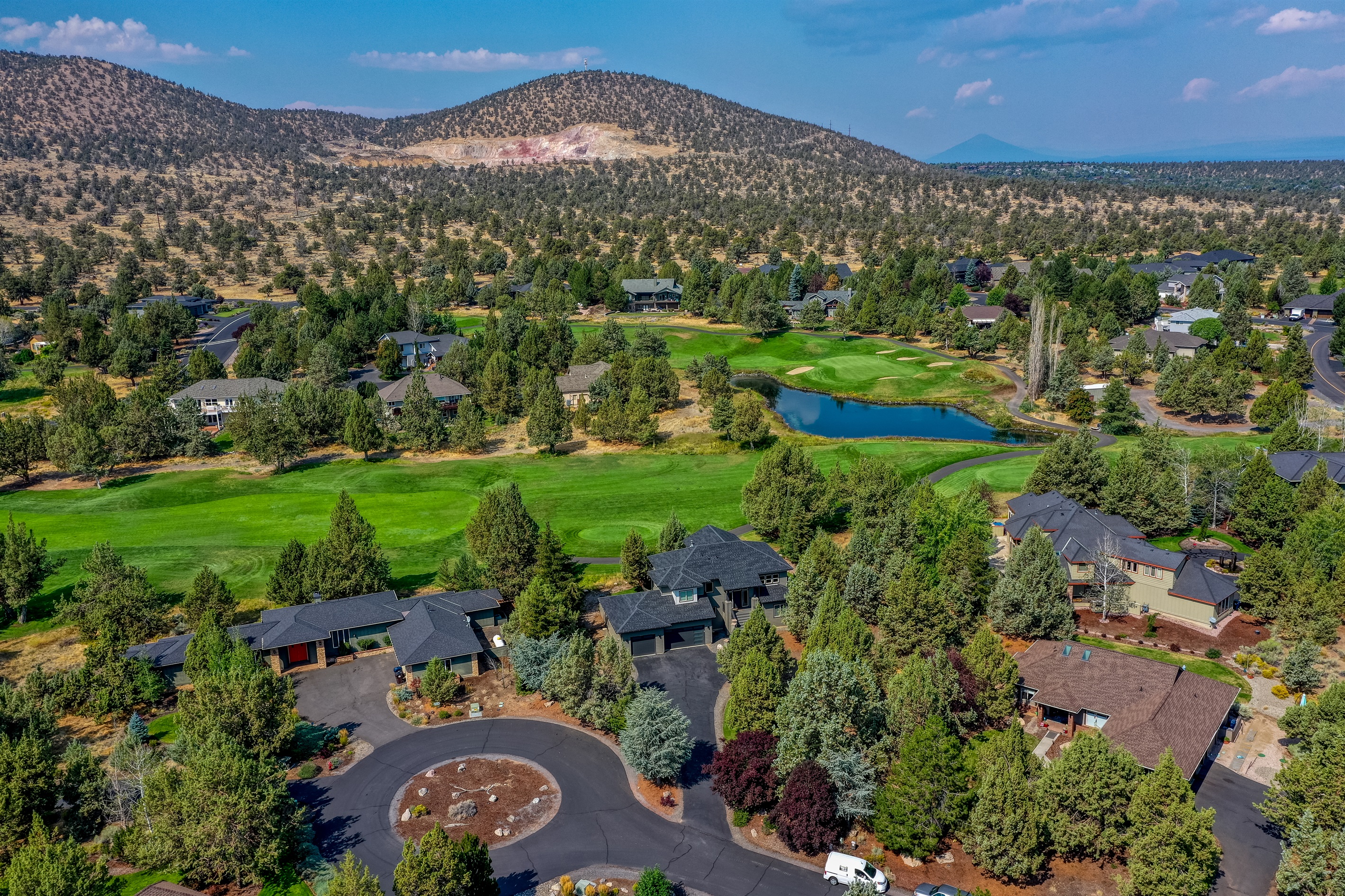 Nestled on a quiet cul-de-sac, just a short walk from the Ridge Sports Center, playground, golf pro-shop, Birdie's cafe & the putt-putt course!