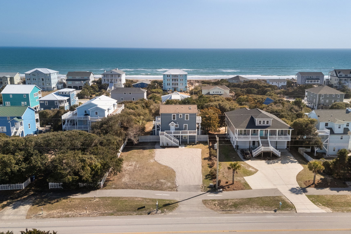 Aerial view highlighting SeaEsta&rsquo;s location near the beautiful Emerald Isle shoreline
