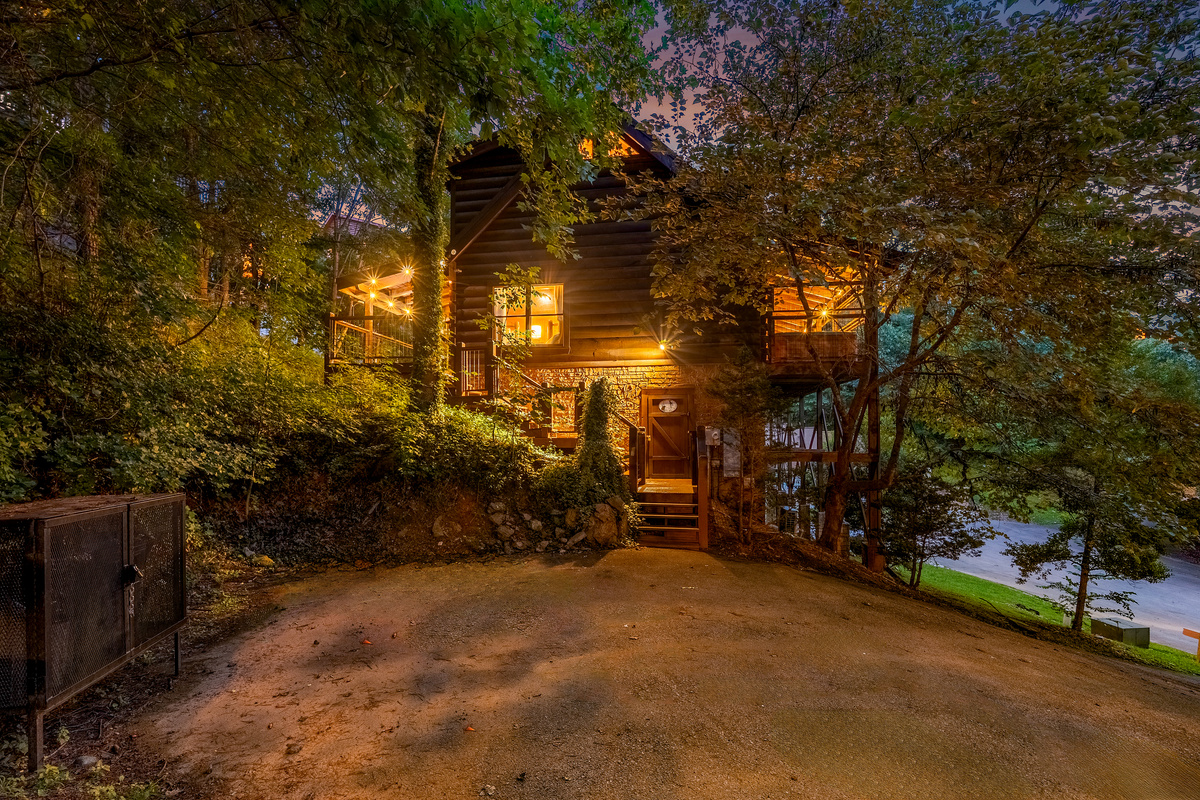 The driveway accommodates up to two large vehicles or three standard-sized vehicles. Please note that stairs are required to enter the cabin.