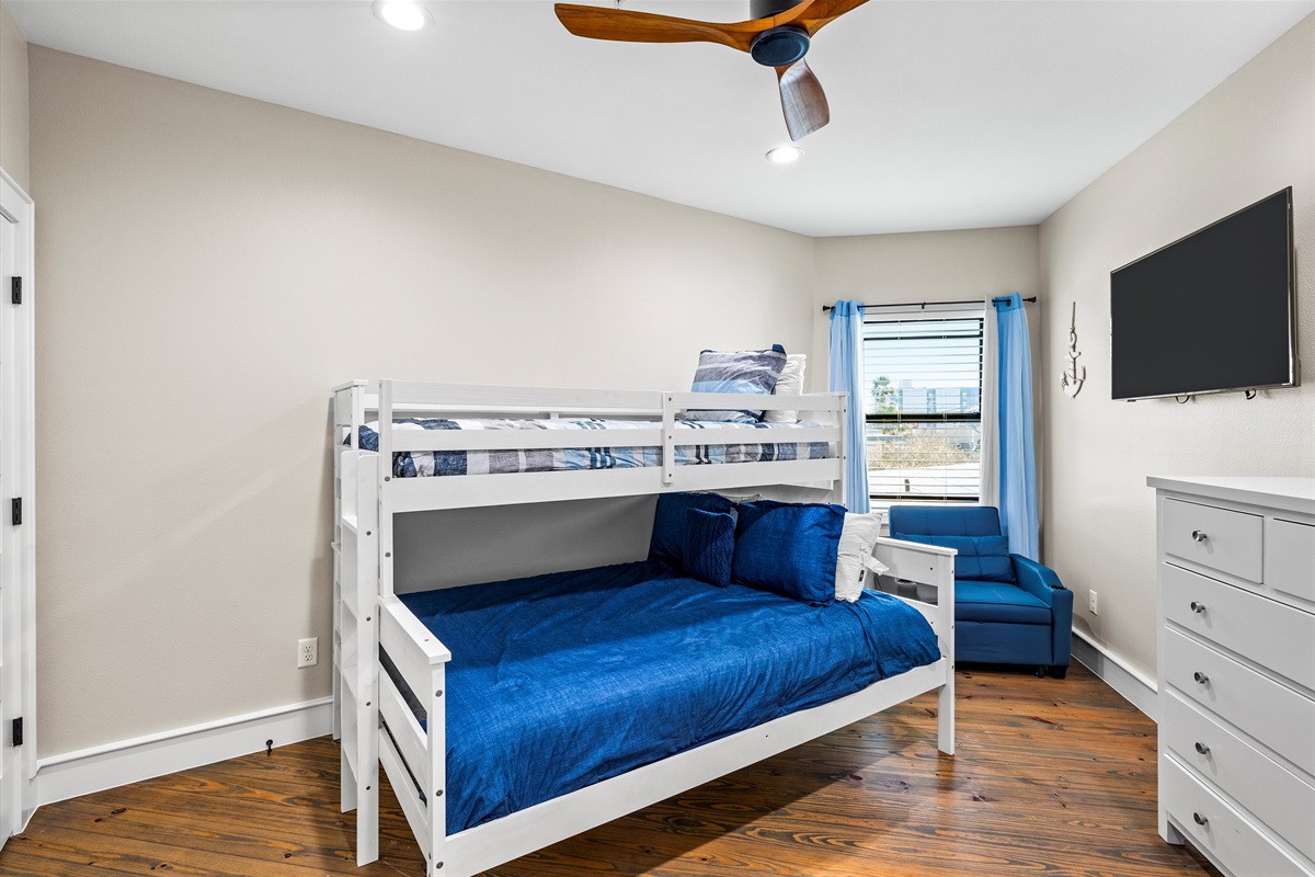 Bunk Bedroom: Bright and cheerful space perfect for friends and family adventures in Galveston!
