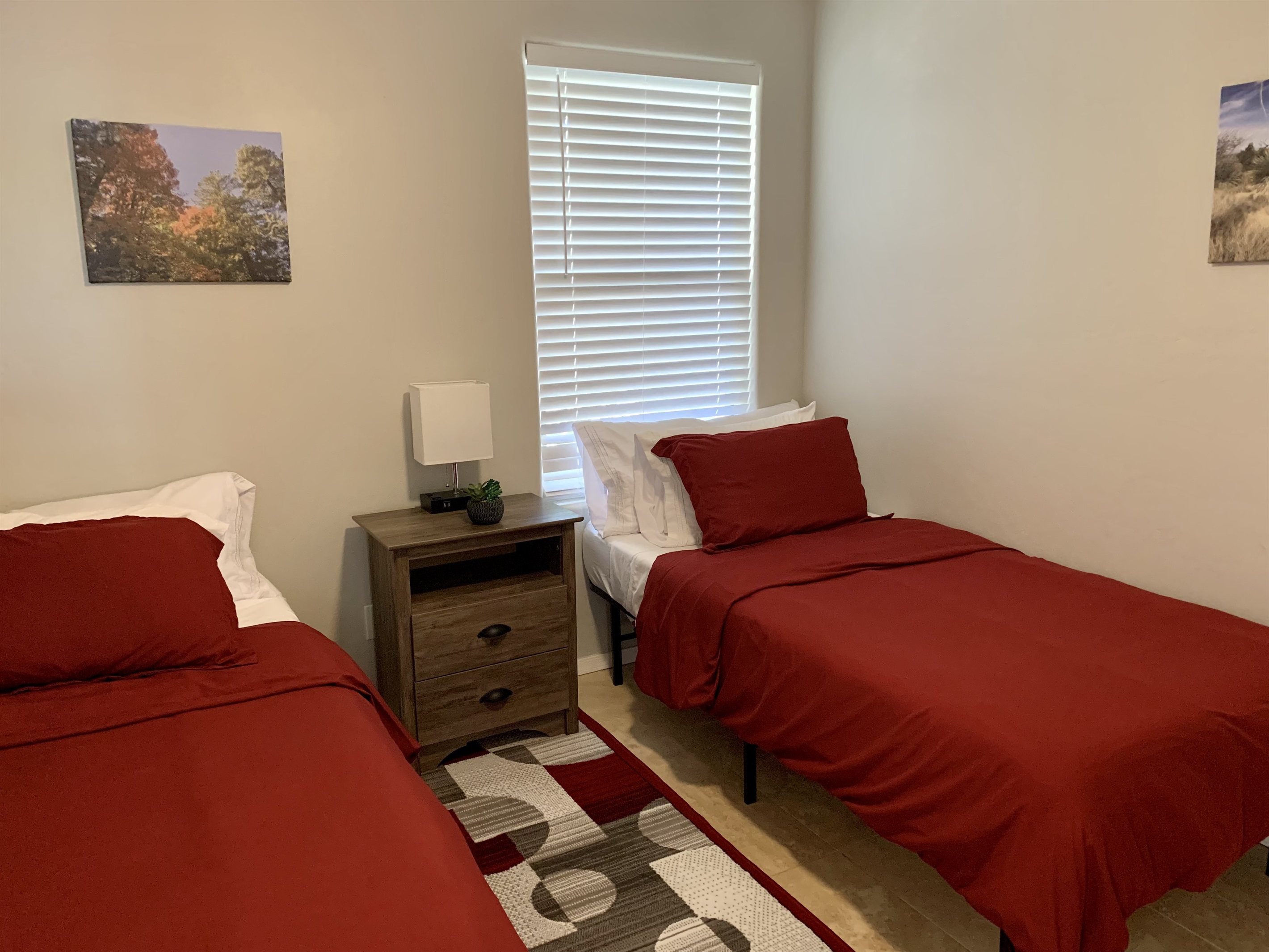 Flexible sleeping arrangements to accommodate groups of all kinds. The two twin beds can be converted into a king bed.