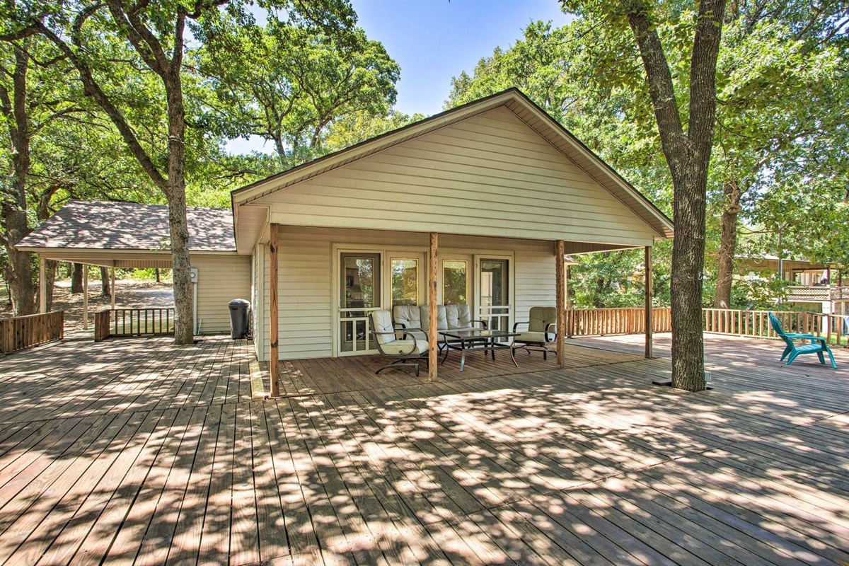  Covered patio with breathtaking views of Lake Texoma.