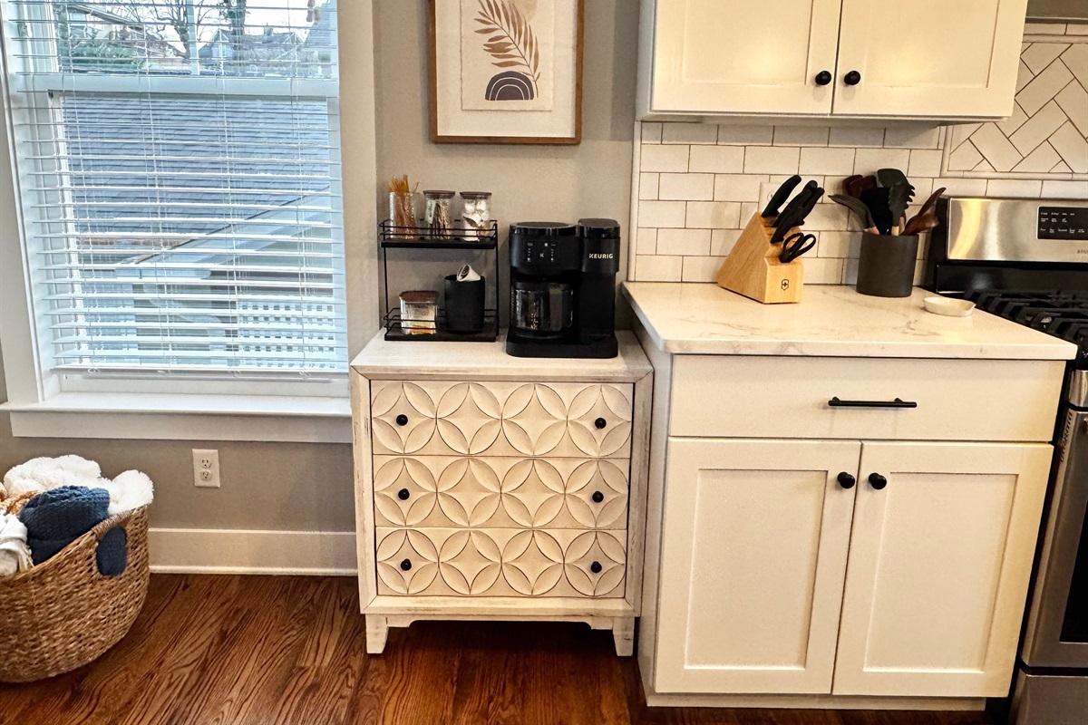 Our Keurig Duo makes single k-cups or full pots for the serious coffee drinkers! Bring your favorite ground coffee for the full pot option. We provide filters, k-cups, half and half, sugar, stevia, and a variety of teas with honey sticks!