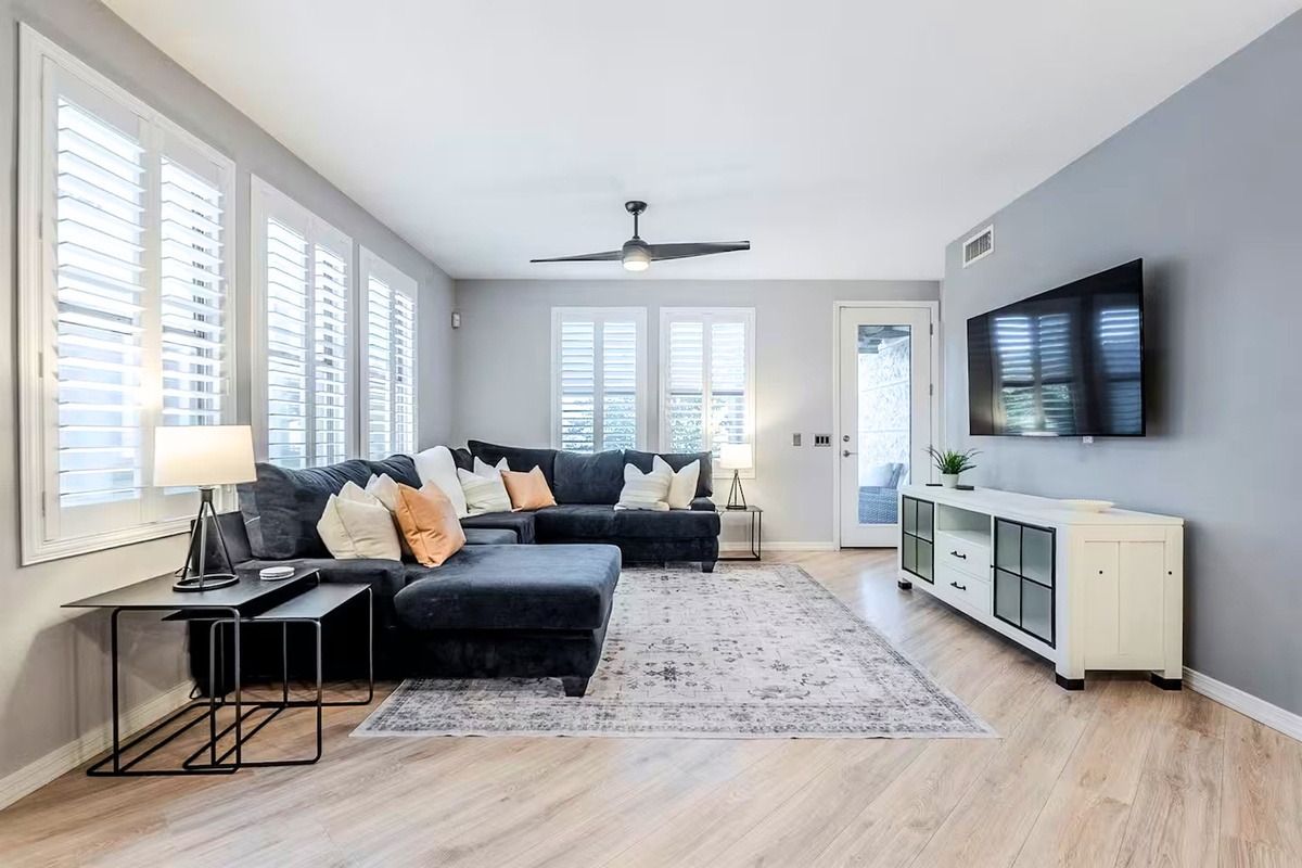 Spacious and bright lving room for an enjoyable relaxing stay.