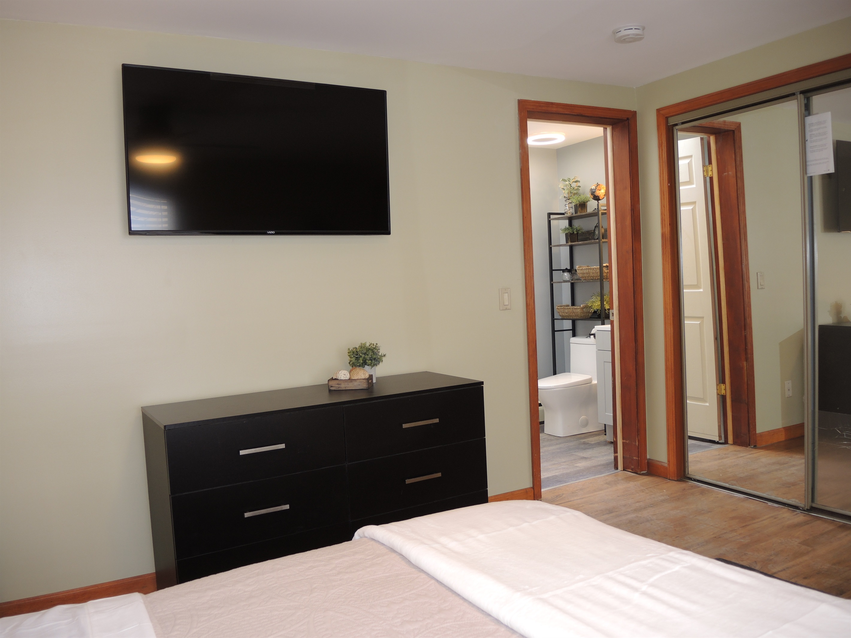 Master King bedroom w/ ensuite bathroom