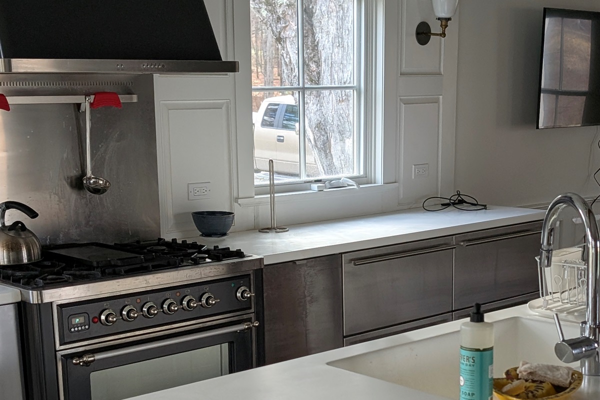 (Kitchen / range & window)
Well-equipped kitchen with gas range and natural light—designed for both quick breakfasts and home-cooked meals.