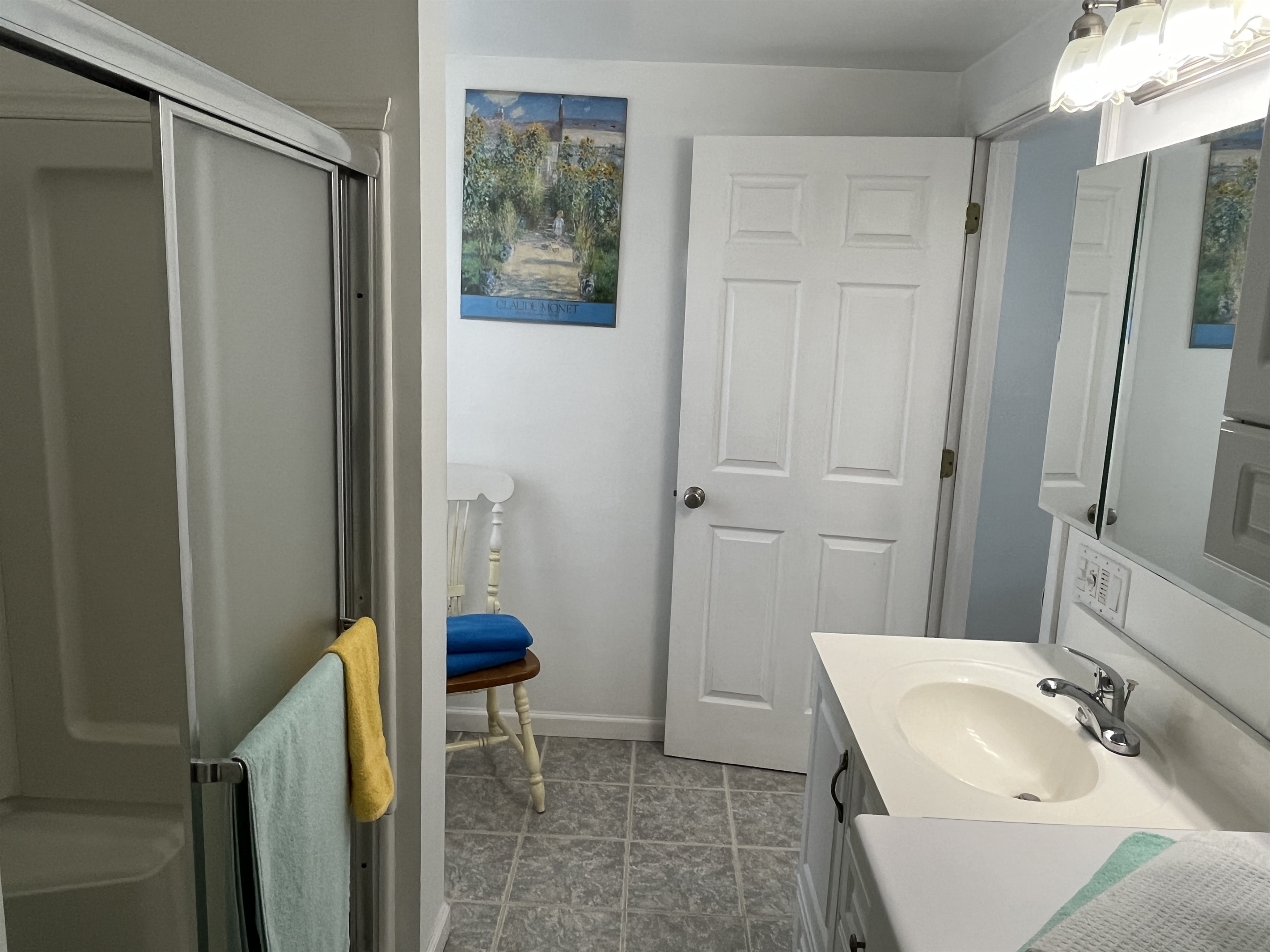 Ensuite bath w/ shower and laundry