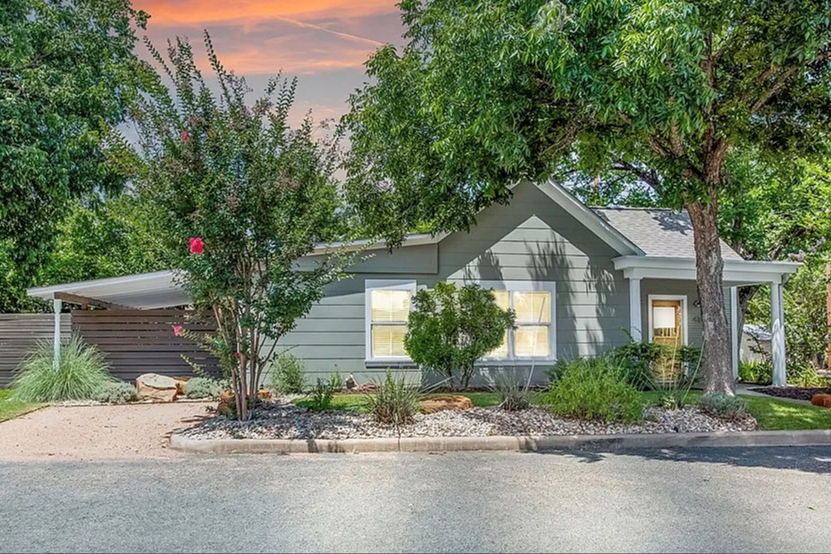 Beautiful cottage in town