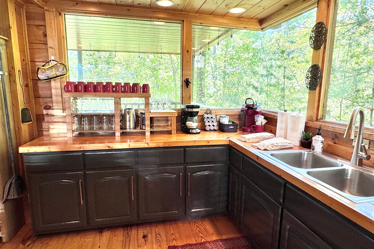 Kitchen - lots of windows!