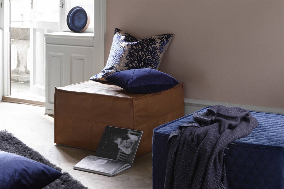 It’s difficult to tell, but the Xtra ottoman is actually a guest bed in disguise. Functioning as a modern ottoman for everyday use, it easily transforms into a single bed when needed.