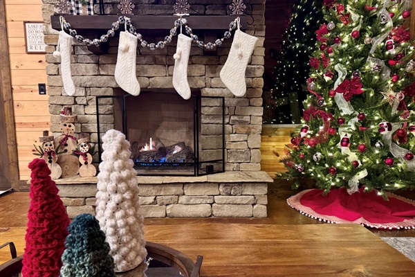 Festive Christmas cabin retreat in Hochatown — cozy fire and full holiday décor included