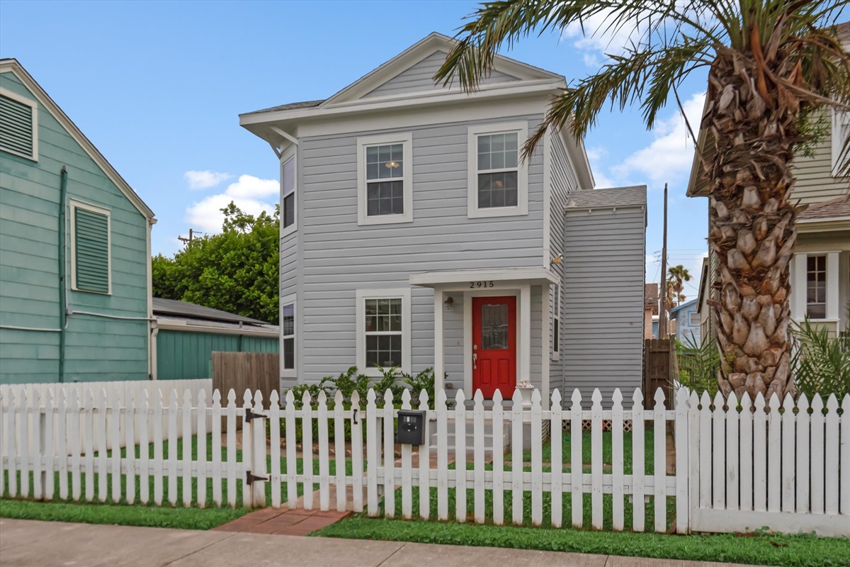 340c19bd65894d3b87f472b534cda18e Large | Beachhouse | Texas | TX | Vacation Homes | Galveston | Crystal Beach | Kokomo | Breezy Days | Beachfront Elegance | Sunrise Serenity | Southern Sands Property Management, LLC