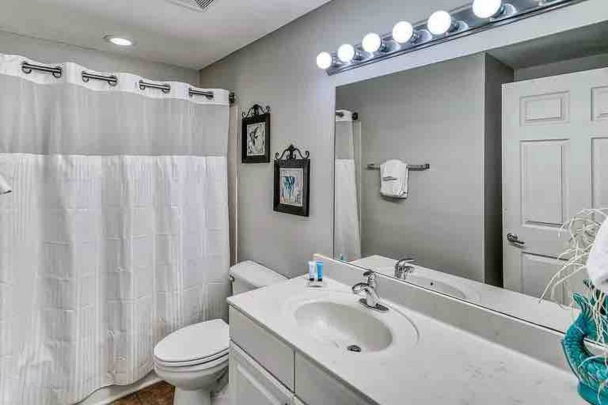 Full Bathroom 2