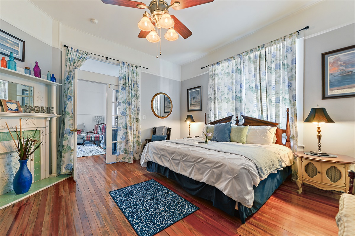 Master bedroom suite. Downstairs. King bed. En-suite till bathroom. Smart tv