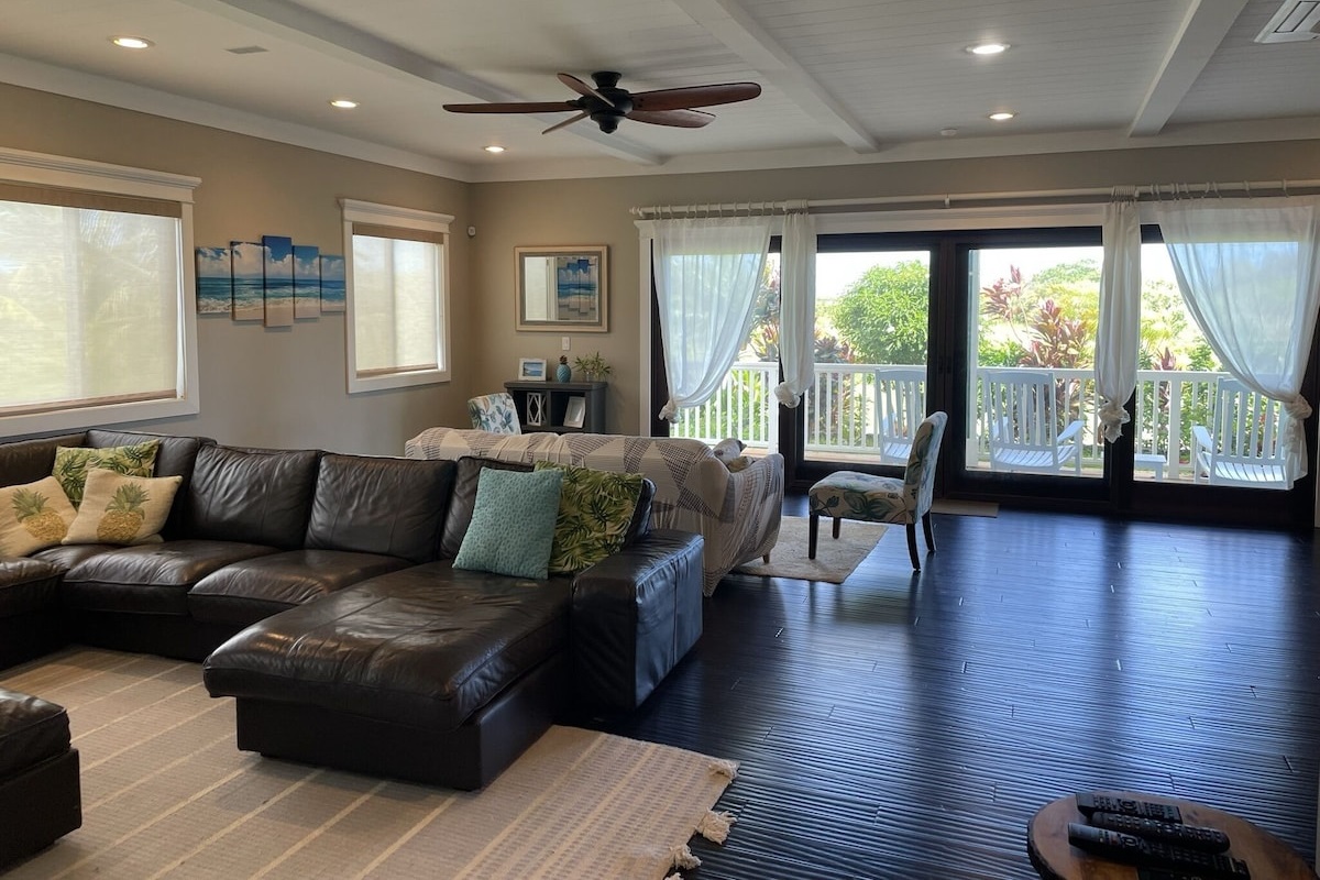Views from everywhere of the large yard and tropical views