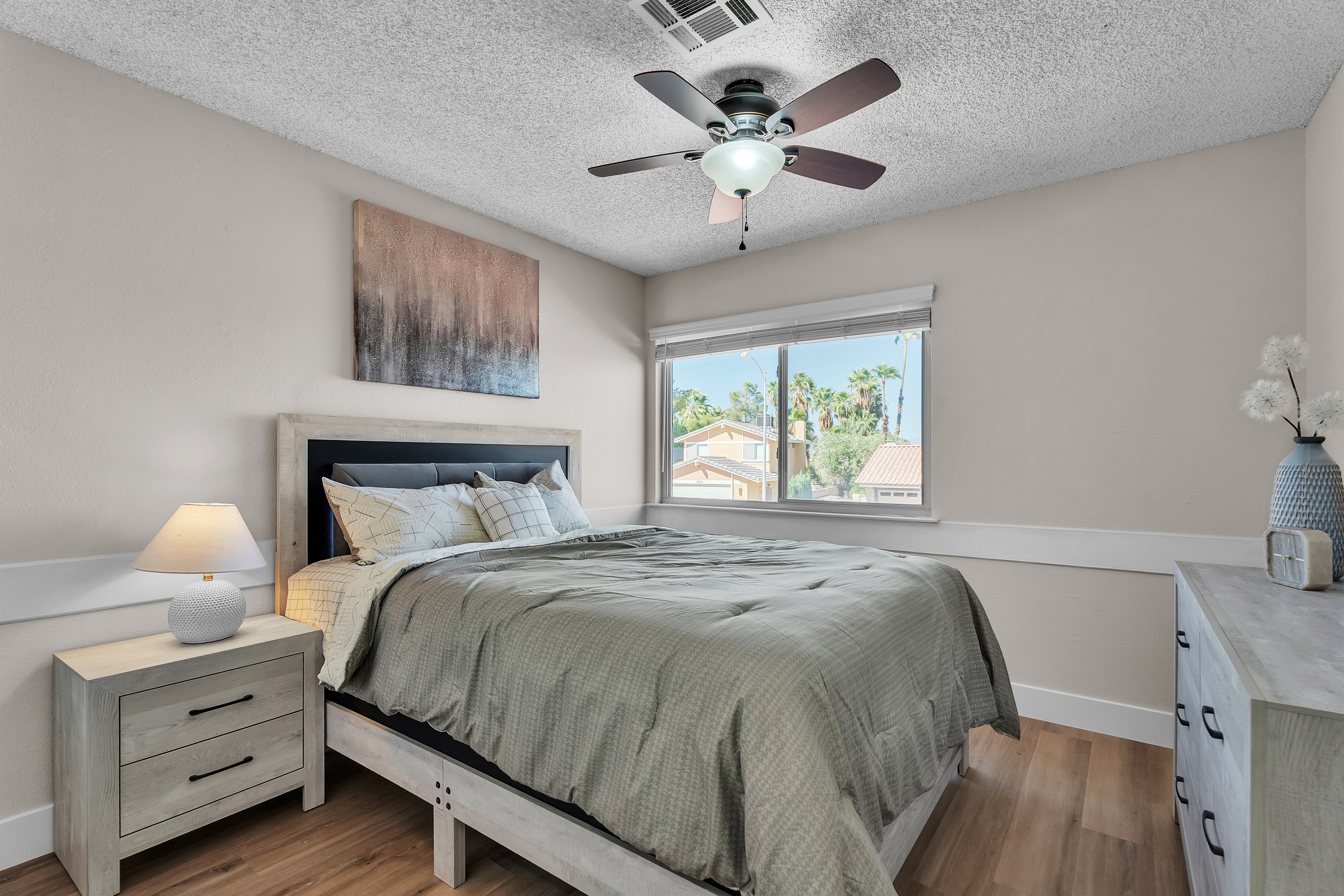 Bedroom 3 with queen bed