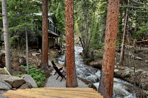 Relax by the creek 🌿 Nestled in the forest, our cabin offers the perfect spot to unwind.