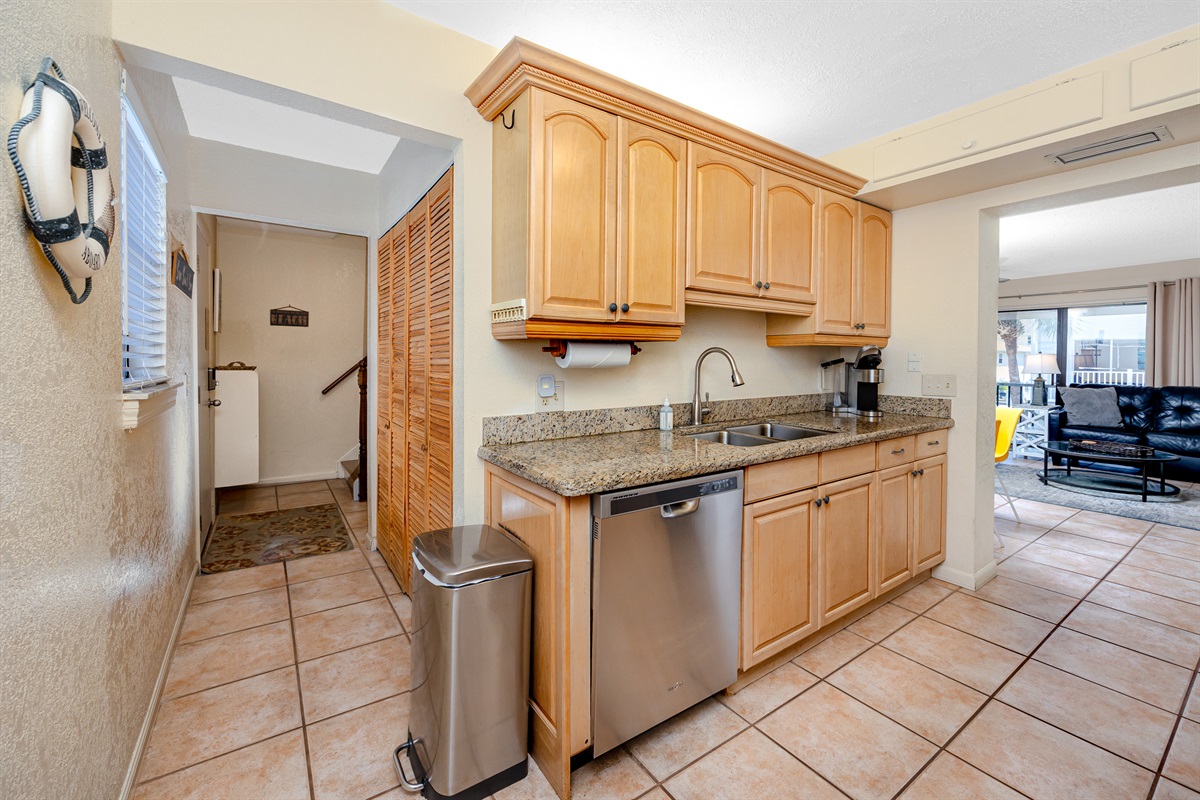 Fully Stocked Kitchen and Dishwasher!