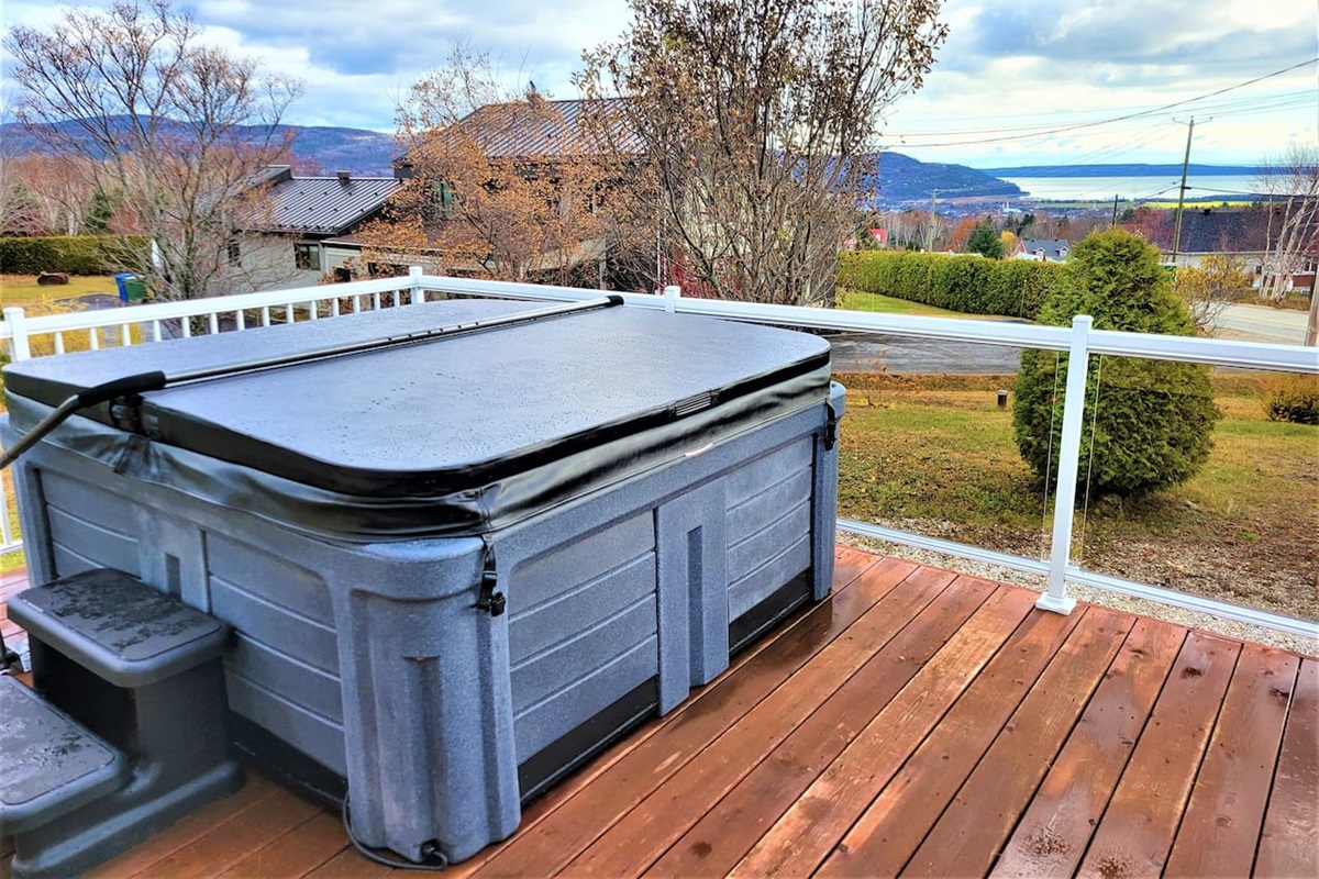 Vue de la galerie et du spa extérieur privé ouvert à l'année!