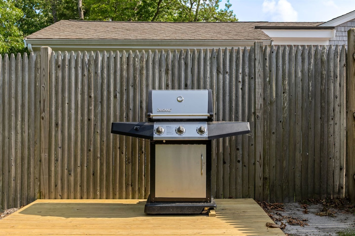 🔥 Dinner, dialed up Your summer cookout starts here—with a clean, ready-to-fire propane grill just steps from the table.