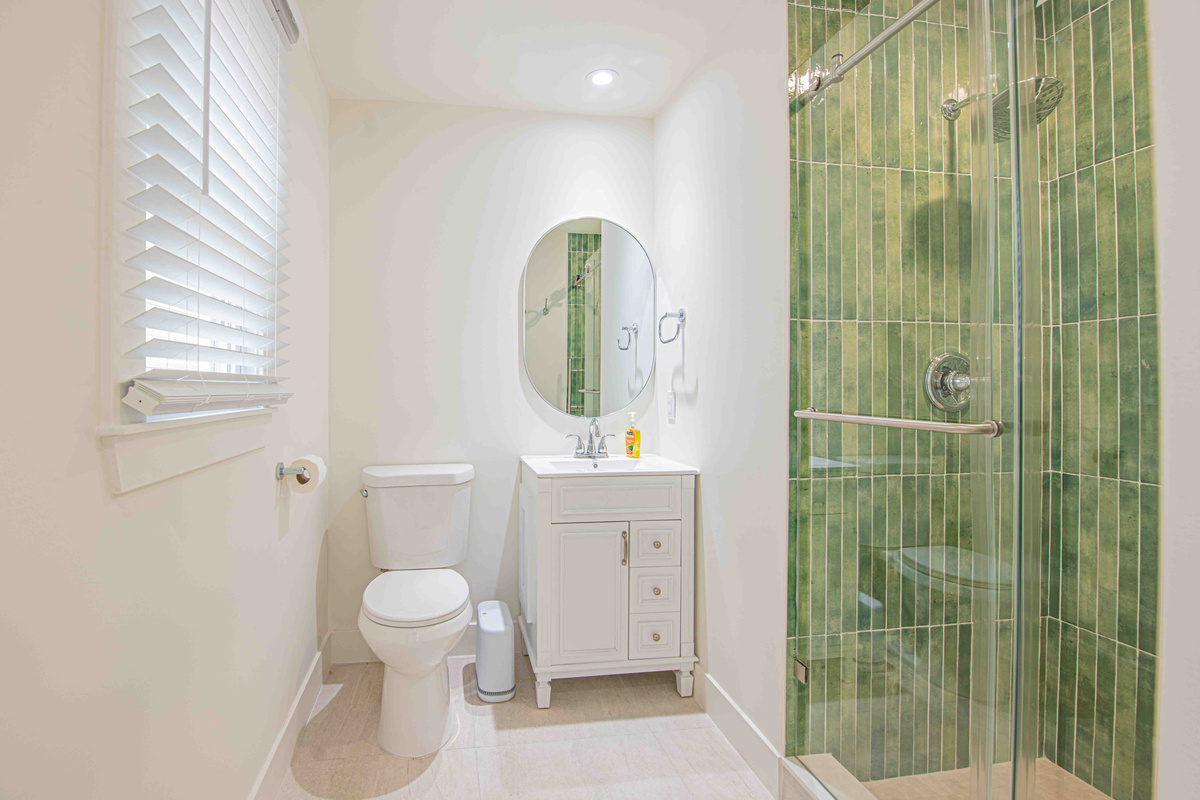 En-Suite Bathroom & Tiled Shower