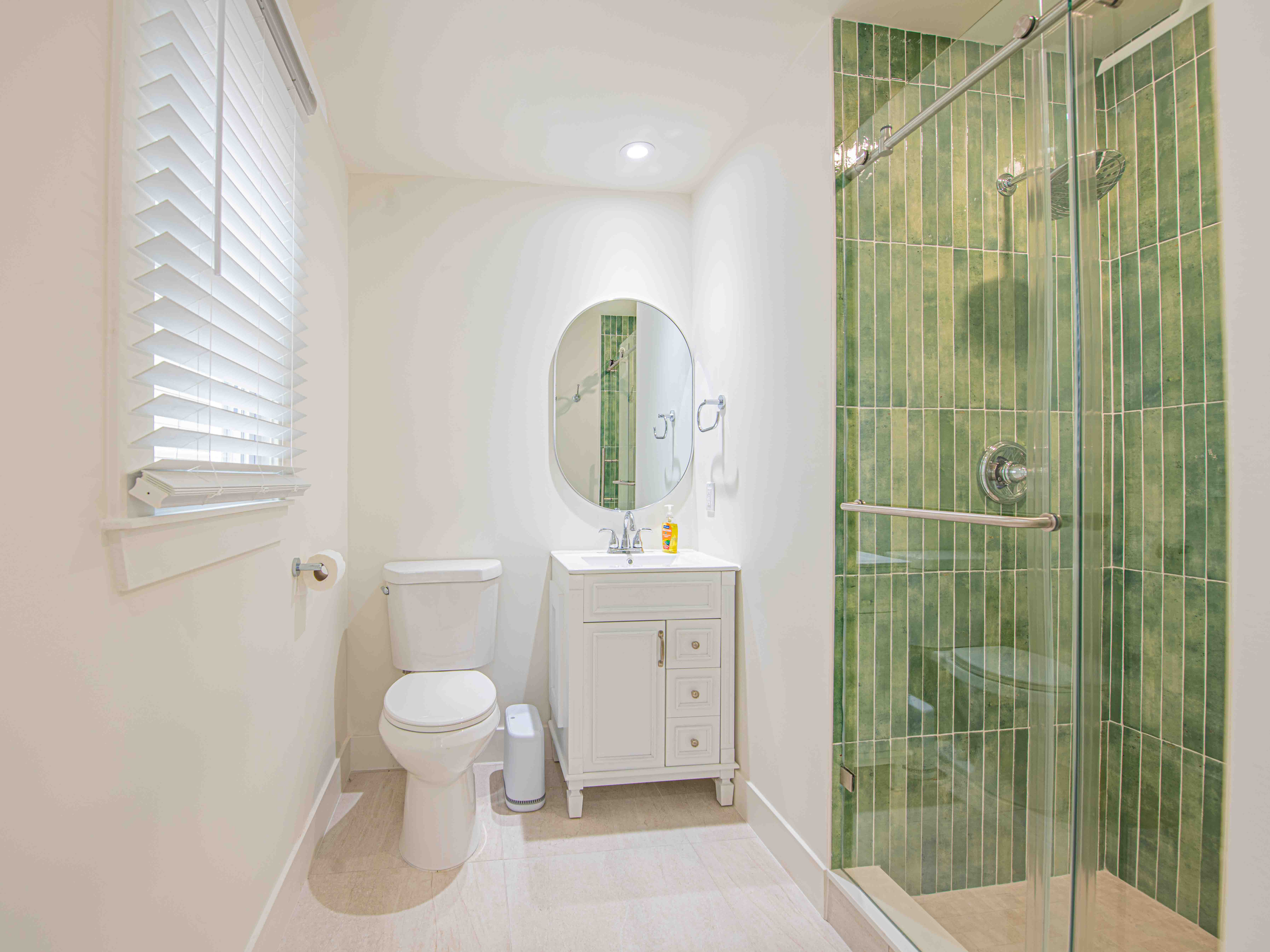 En-Suite Bathroom & Tiled Shower