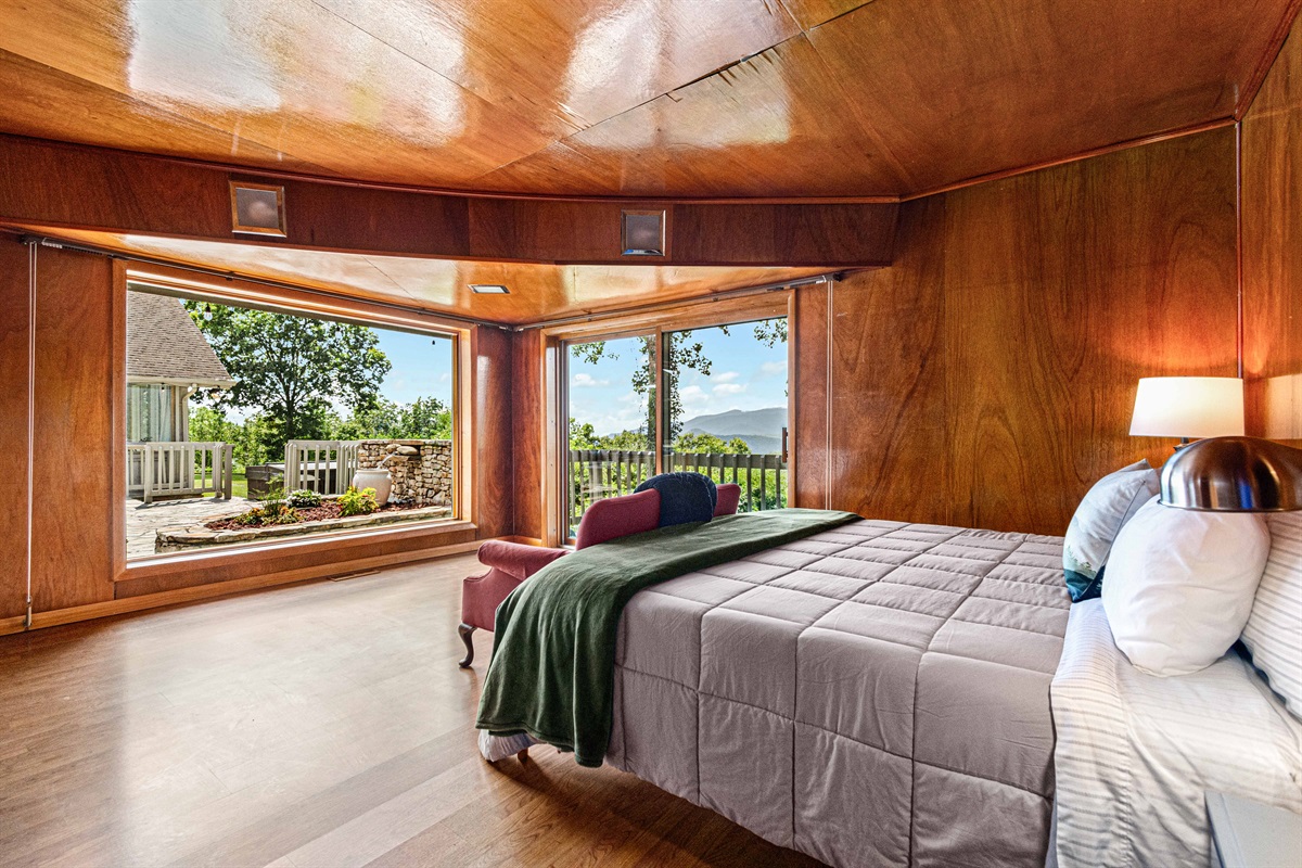 Charming Retreat: Floor-to-ceiling windows reveal stunning mountain views from your serene haven!