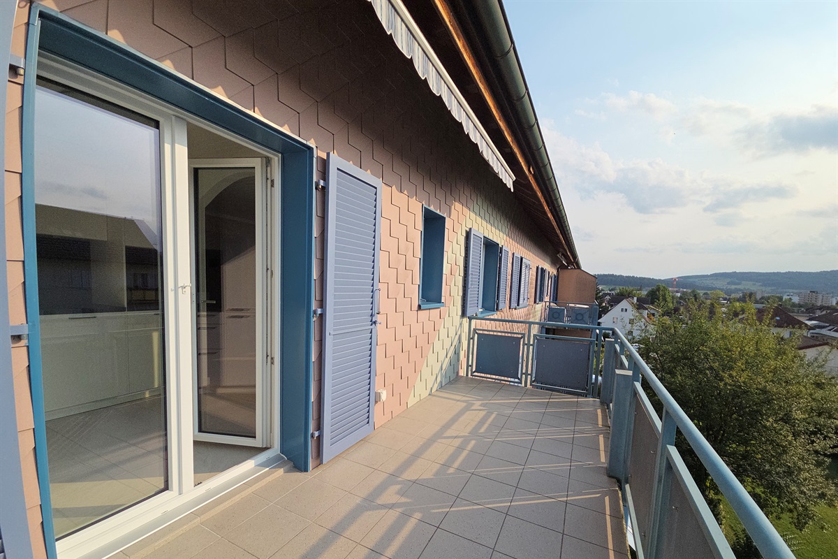 Living room / kitchen with large balcony