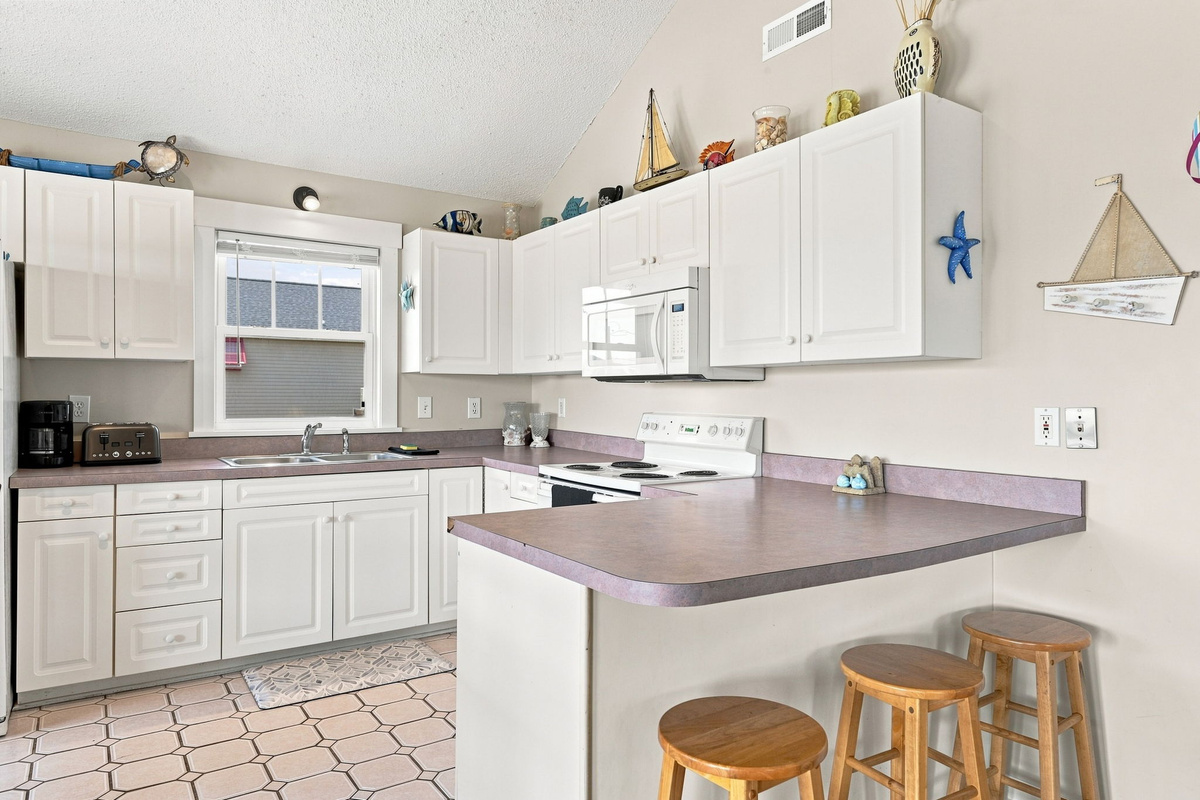 Bright, functional, and fully equipped with everything you need to make cooking during your stay simple and enjoyable