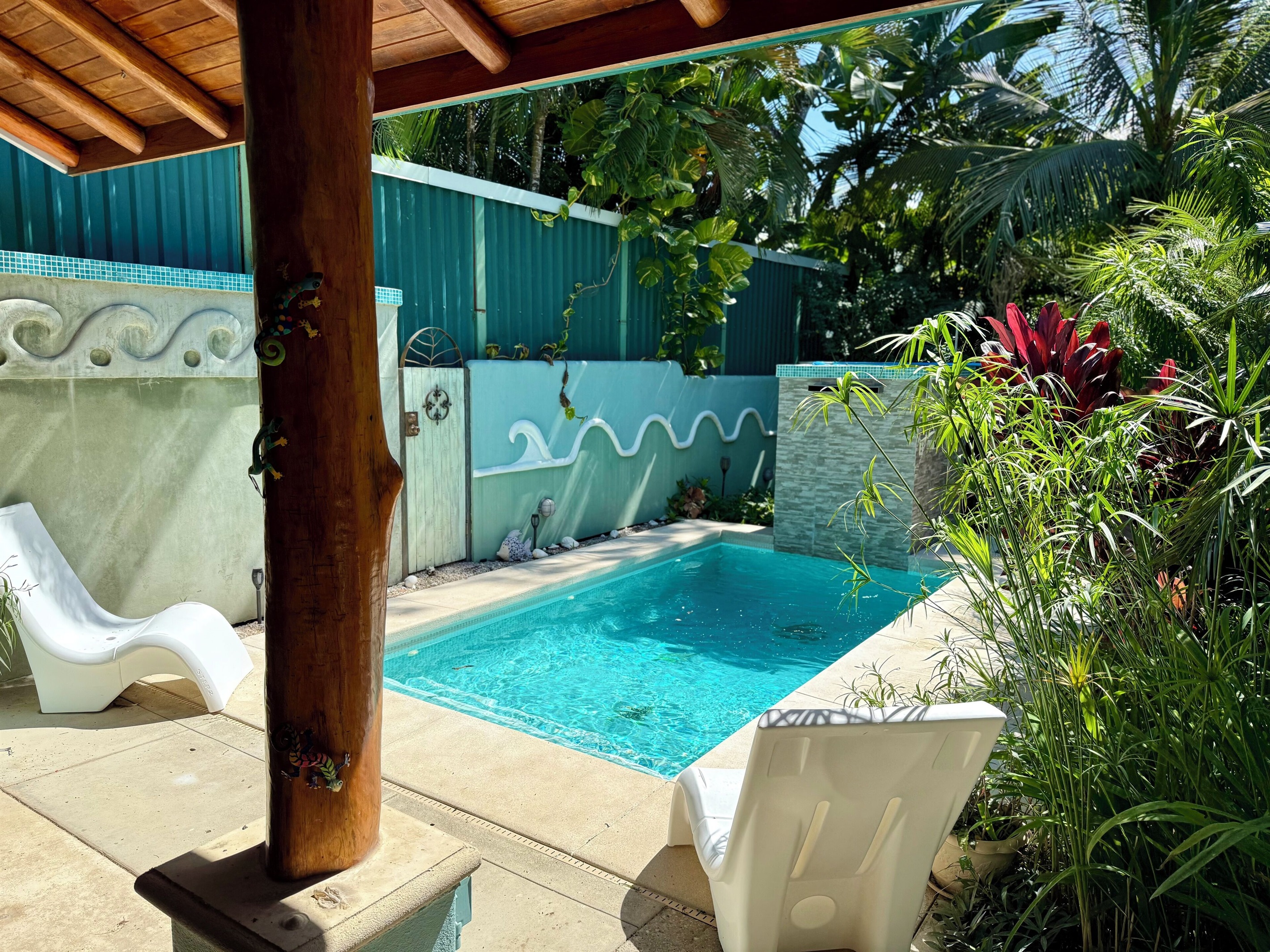Plunge pool with fountain 