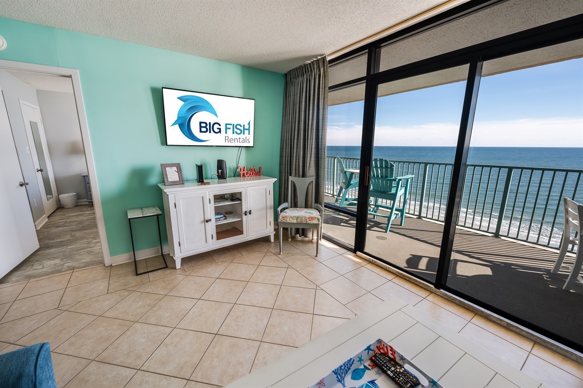 Living Room with Stunning Views🌊☀️