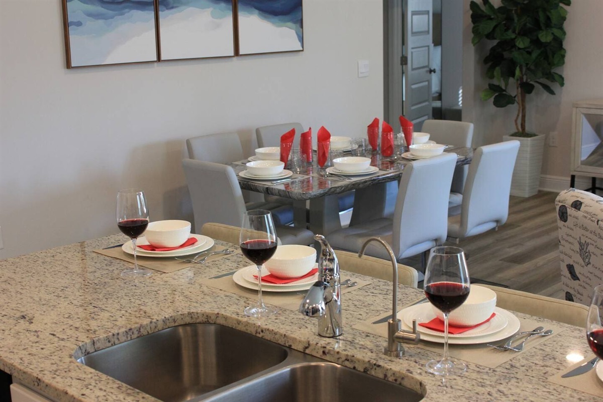 Gather and dine in style with this spacious 6-seater dining area.