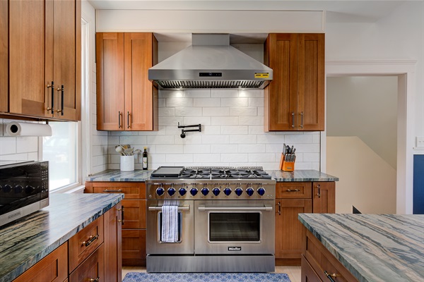 48" dual oven, perfect for hosting large dinners! Kitchen is stocked with everything you need for the perfect meal!