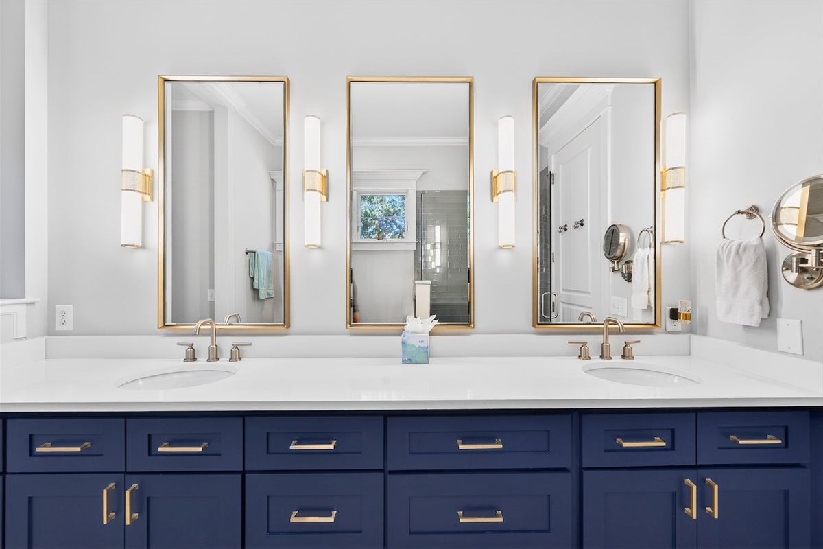 Primary King Suite Full Bathroom