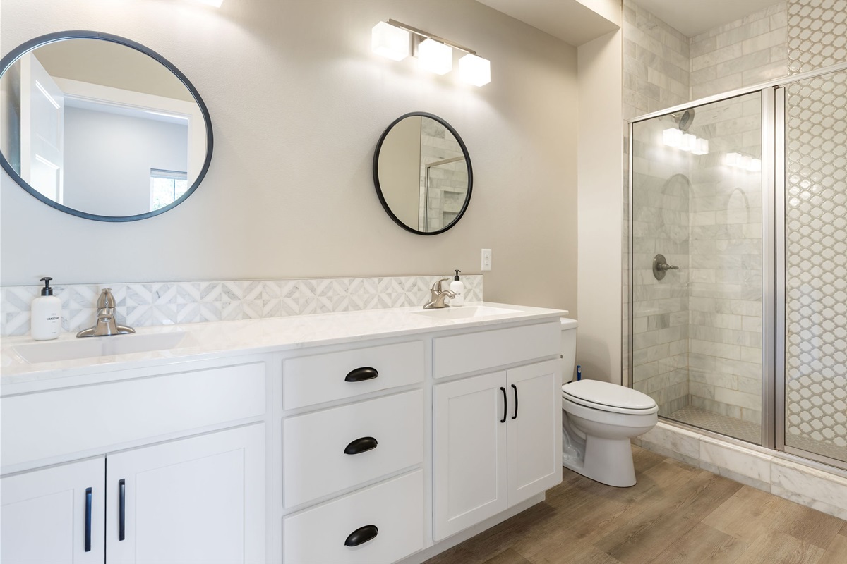 Upper level ensuite bath #3