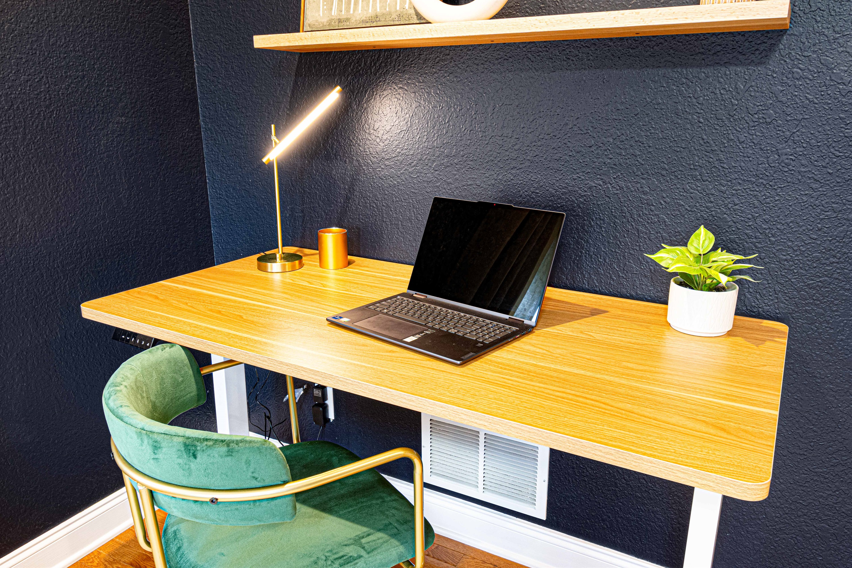 Boost your productivity at our modern workspace! This stylishly decorated station features a standing desk for optimal comfort and a chic reading lamp for focused lighting. It’s the perfect setup for getting work done or diving into a good book!