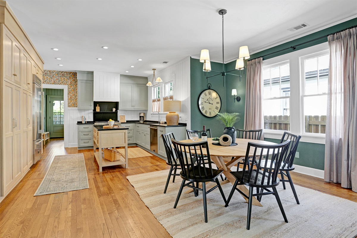 Whether it’s a casual bite or a full dinner party, the flow between kitchen and dining keeps everyone connected.