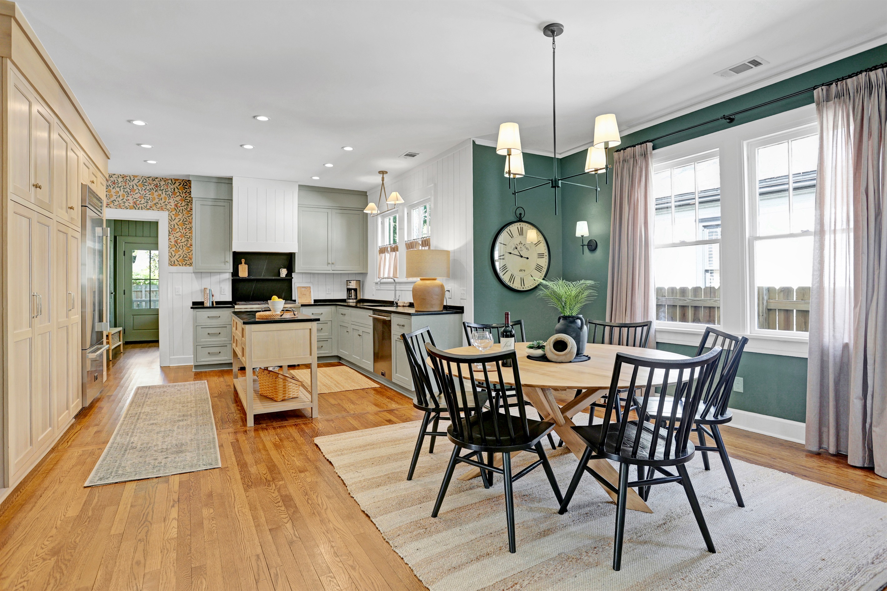 Whether it’s a casual bite or a full dinner party, the flow between kitchen and dining keeps everyone connected.