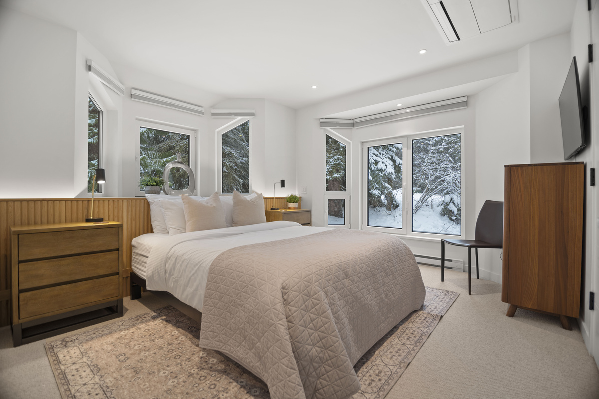 Bedroom 2 queen bed with bay windows