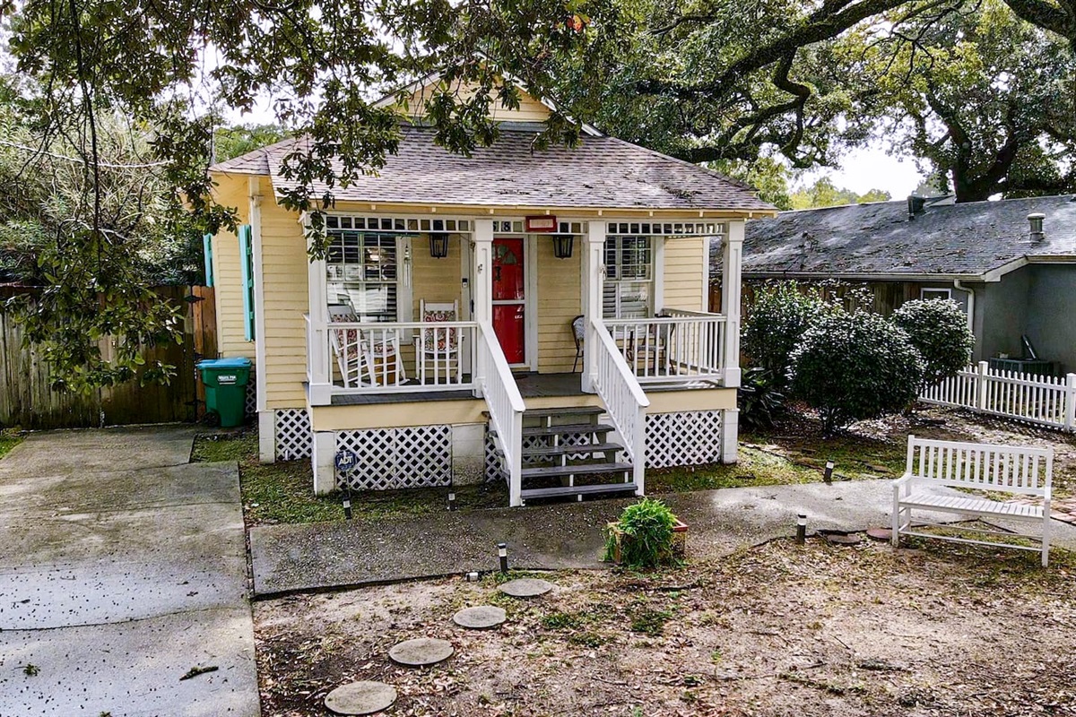 Charming neighborhood shaded by mature trees, offering a calm and welcoming coastal atmosphere.