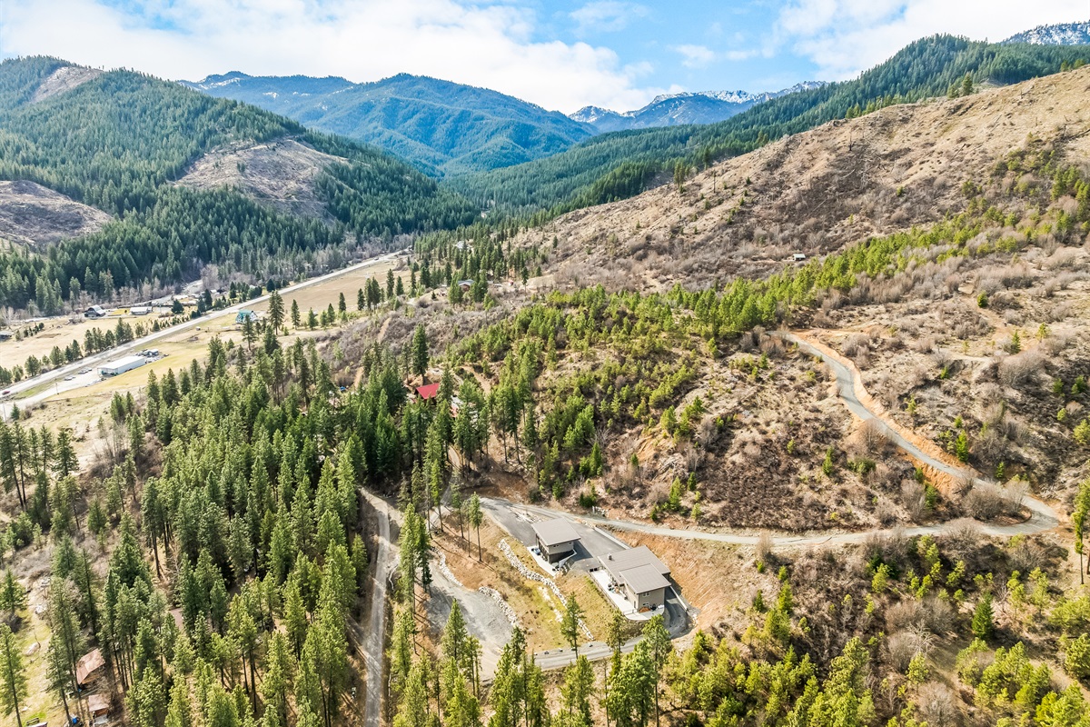 Guesthouse and the owner's main house sit on 13 acres with hiking and snowshoeing up the nearby mountain