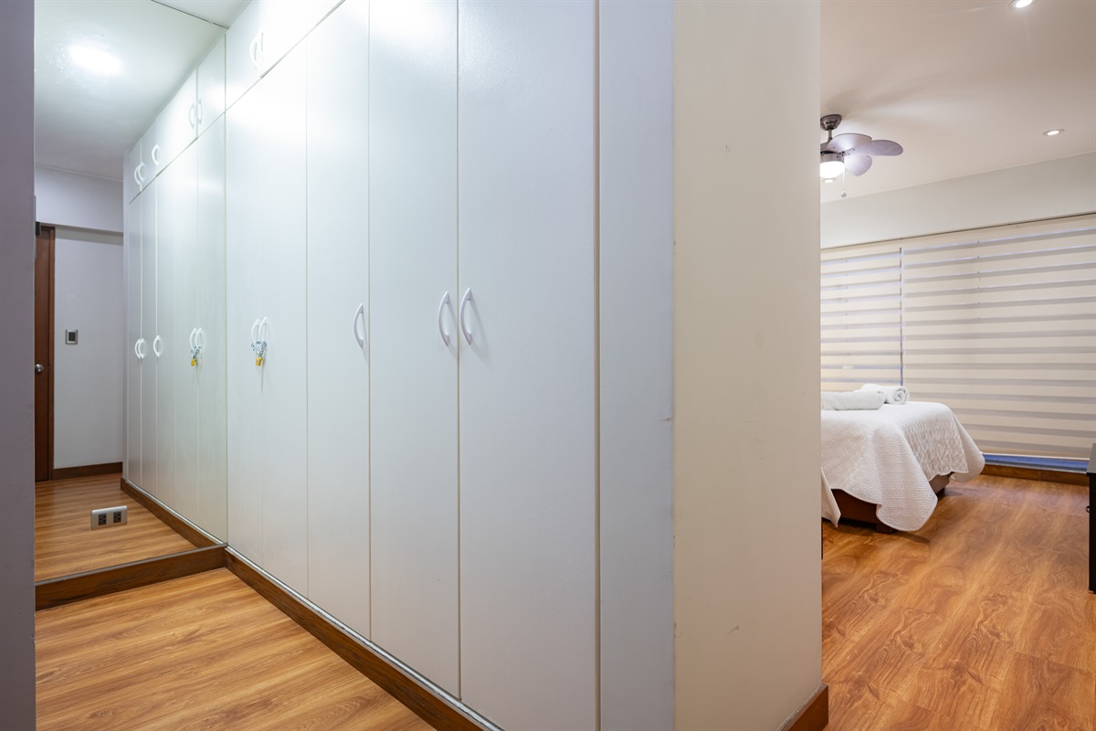 Spacious walk-in closet in the master bedroom — perfect for organizing your stay  /  Amplio walk-in closet en el dormitorio principal — ideal para mantener todo en orden durante tu estadía